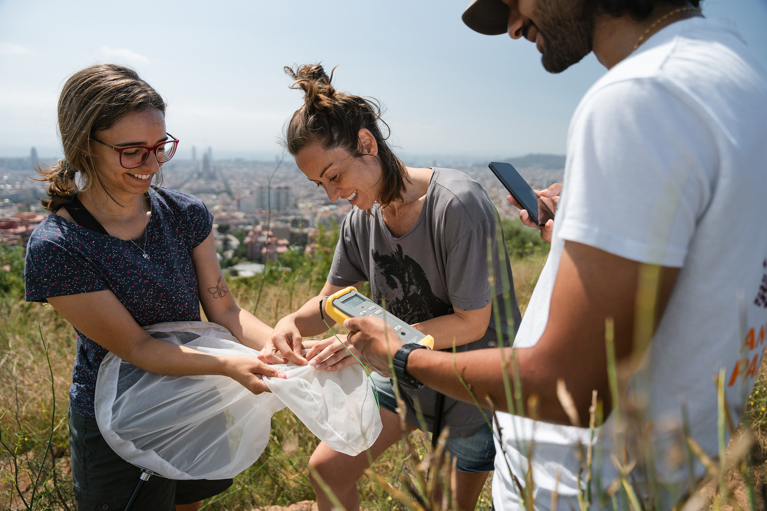 L'equip de Yolanda Melero mesurant la temperatura d'una papallona a un parc urbà de Barcelona, uBMS