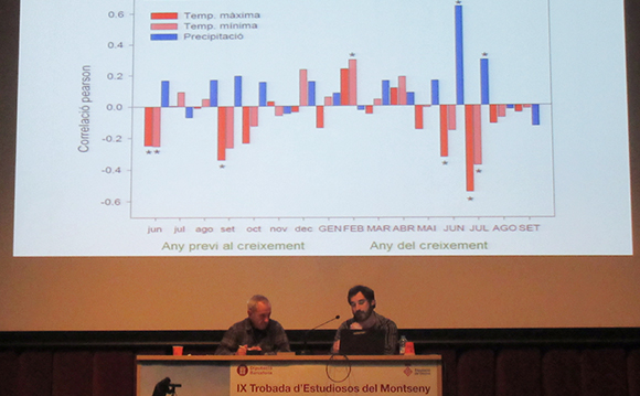 L'Adrià Barbeta explicant l'Estudi dendroecològic dels avets (Abies alba L.) del sot dels Avets a Vallforners. Autora: Catherine Preece