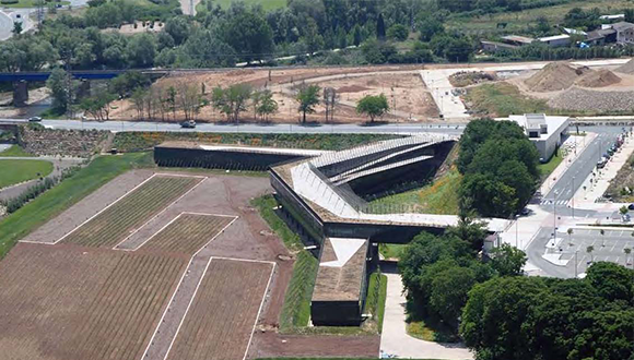 Centre de Desenvolupament Tecnològic, Logroño (Espanya). Exemple d'integració d'un edifici amb l'activitat agrícola al paisatge al voltant. Crèdit: Arquitectura Agronomia.