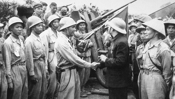 El general Giáp amb les unitats anti-aèries tras la victoria de Dien-Bien-Fu el 1954. Foto: manhhai via Flickr.