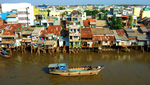 La pressió urbanística sobre el riu Mekong és més que evident. Foto: Daniel Berthold via Wikimedia Commons.