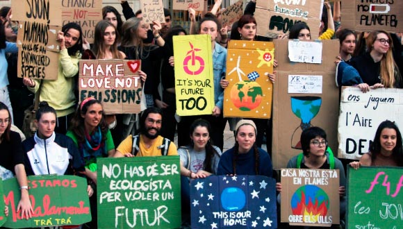 Les mobilitzacions pel clima del 20 al 27 de setembre  de 2019 van tenir lloc a tot el món i un gran gruix de participació adolescent. En aquesta foto, a Barcelona.