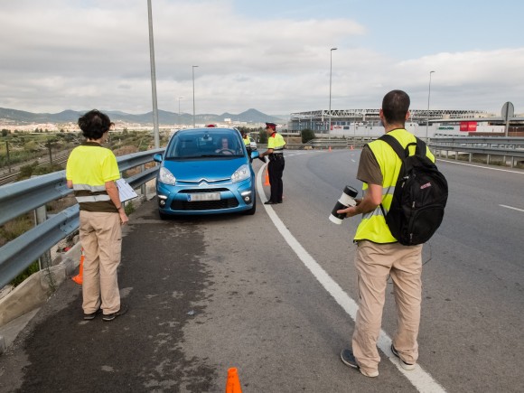 Control dels Mossos d'Esquadra amb els tècnics del Servei de Control de Mosquits del Baix Llobregat (Foto Roger Eritja)