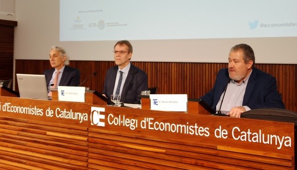 Inauguració de la jornada amb , Ferran Miralles, director general de Polítiques Ambientals i Medi Natural del Departament de Territori i Sostenibilitat , Oriol Amat El vicedegà del Col·legi d’Economistes de Catalunya i Ramon Roca, president del Consell Assessor per al Desenvolupament Sostenible de la Generalitat de Catalunya (de dreta a esquerra)