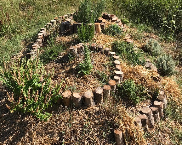 Les estructures dels horts i jardins que segueixen la permacultura són més esfèriques, compostables i faciliten la connexió amb la natura. Foto: Sandra Saura.