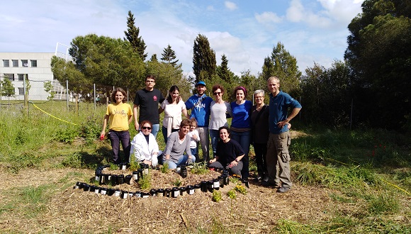 Equip de la facultat d'Educació que s'encarreguen de l'hort, entre els quals es troben la Sandra Saura i l'Anna Àvila. Davant l'ells es pot observar el jardí esfèric. 