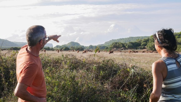 Pilar Andrés i a la zona d'estudi