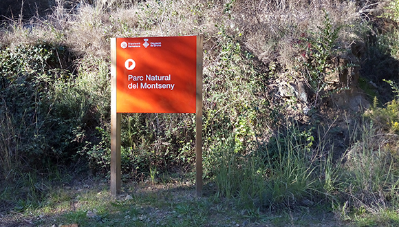 Cartell de benvinguda al Parc Natural del Montseny, al terme municipal de la Garriga. Autor: Albert Naya