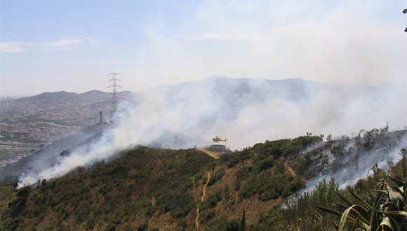 Helicòpter en tasques d'extinció de l'incendi de Santa Coloma de Gramanet, el juliol de 2007. Autor: Albert Álvarez