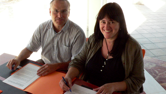 Javier retana, director del CREAF, i Glòria Domínguez, directora del CTFC, en el moment de la signatura