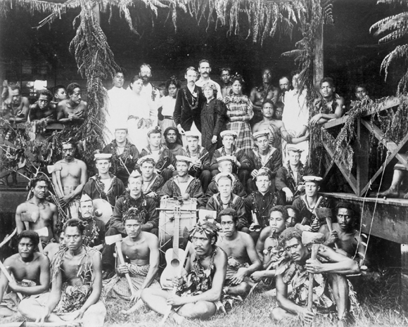 R. L. Stevenson amb la seva família i la comunitat de Samoans, cap al 1890. Foto: Alfred John Tattersall.