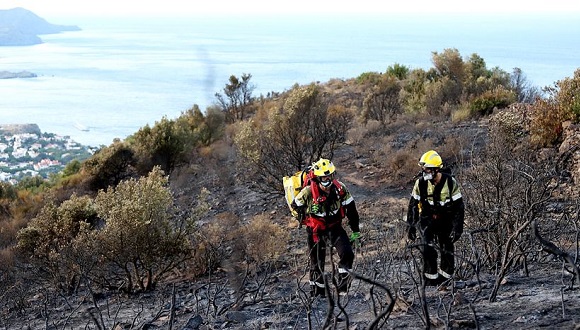 ombers durant l'extinció de l'incendi d'aquest cap de setmana a Llançà. Font: El País/article.