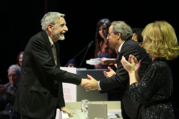 El muy honorable President de la Generalitat entrega la Creu de Sant Jordi a Jaume Terradas.