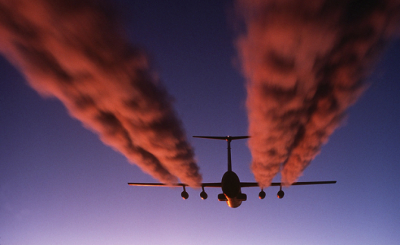 Estels de vapor d'un C-141 Starlifter sobre l'Antàrtida.