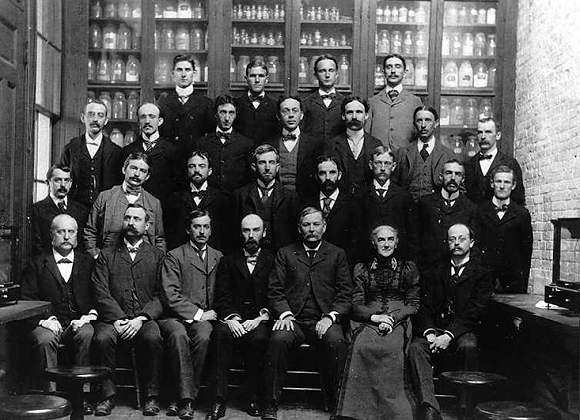 Membres del departament de química del MIT l'any 1890. A la cantonada dreta podem trobar l'Ellen Swallow. Credit: MIT Museum.