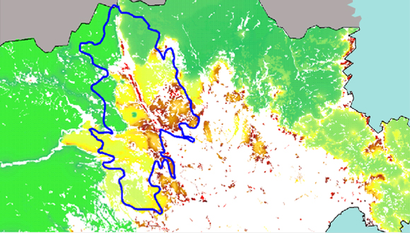 Connectivitat de boscos i matollars al sector nord-oriental de Catalunya (Tons vermells: connectivitat mínima; tons verds, connectivitat máxima. Línia blava: límit de l’incendi . Font: CREAF)