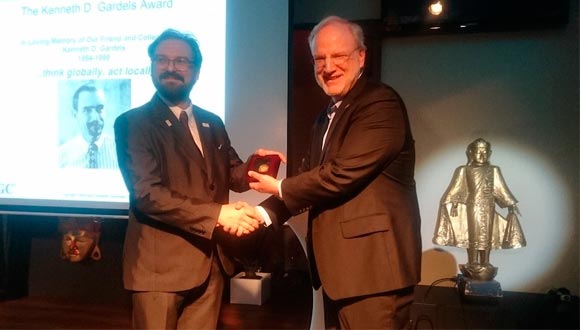 Joan Masó shakes hands with OGC President and CEO Mark Reichardt upon receiving the 2018 Gardels Award.