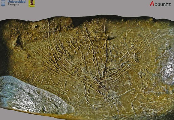 Figura 1. Grabado paleolítico en una piedra de la cueva de Abauntz (Navarra), en la que los arqueólogos identifican trazos correspondientes a montañas, ríos y vados