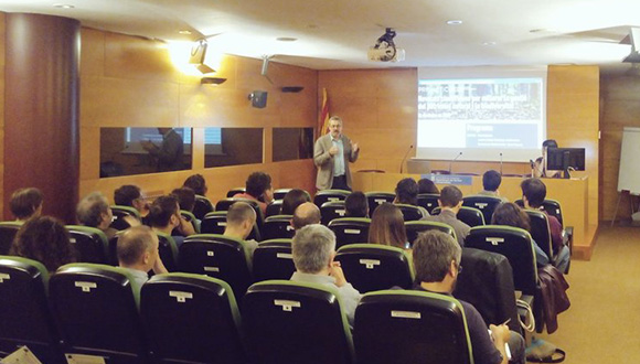 Jauem Vicens durante la bienvenida a la Jornada del Prismàtic. Autora: CREAF.