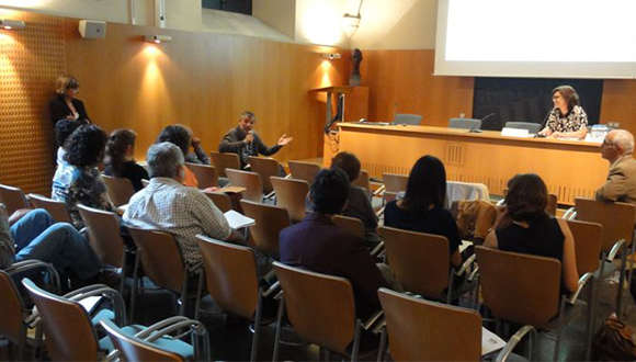 Intervenció dels assistents en la ronda de preguntes als ponents durant la primera sessió de la tarda.  