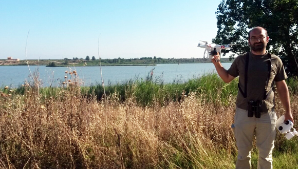 Lluís Brotons, investigador CSIC-CTFC-CREAF durante los vuelos experimentales en el Estany d'Ivars para realizar seguimientos de aves acuáticas.