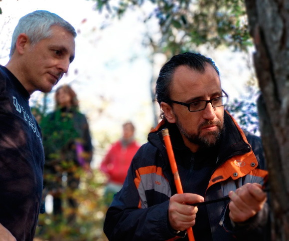 Con la ayuda de una barrena el director de la Escuela Peramàs (derecha) y José Luís (izquierda) sacan un testimonio de la corteza de un árbol.