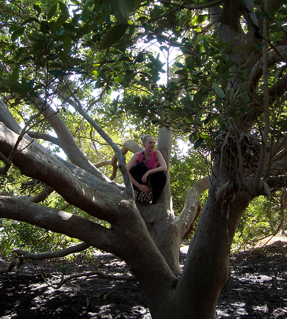 •La investigadora Elisabeth M.R. Robert en un manglar de l’espècie Avicennia marina, a Kènia. Autora: Hilde Robert