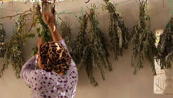 Una dona marroquina treballant a casa seva. Autor: Isaak Lupiañez