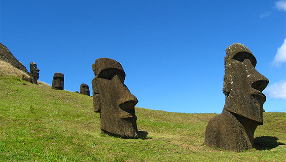 Les figures moais de Rapa Nui. La creença popular deia que l'Illa de Pasqua s'havia deforestat transportant aquests gegants de roca. Autora: Olga Margalef