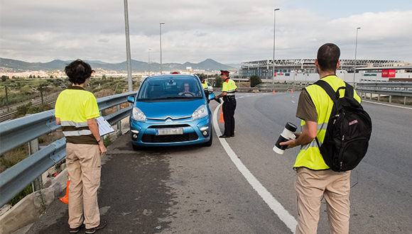 Vehicle check performed by the Mossos d’Esquadra accompanied by technicians from the BaixLlobregat Mosquito Control Service (Photo by Roger Eritja)     Vehicle check performed by the Mossos d’Esquadra accompanied by technicians from the BaixLlobregat Mosquito Control Service (Photo by Roger Eritja)