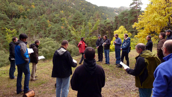 Els científics reunits a Poblet en un moment de la visita de camp