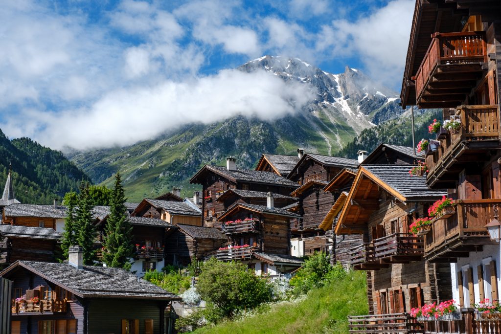 El creixement sobtat d'habitants als pobles de muntanya és una pressió afegida: més demanda de serveis ambientals, mínima cobertura geogràfica del transport públic, accés als sistemes sanitari i educatiu i connexió a internet. Imatge: Domini públic.