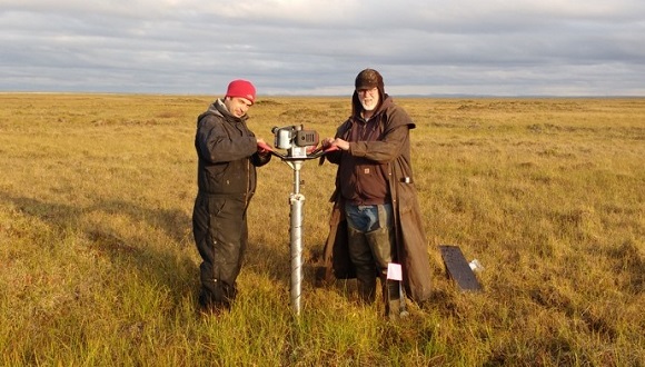 Toolik (Alaska), 2019. Como puede observarse, el muestreo de suelo congelado no es nada sencillo (duro como una roca!) Y hay que utilizar un perforador potente. El equipo de investigación utilizaron un motor acoplado al perforador diseñado ad hoc. En esta zona el suelo helado era totalmente continuo. Crédito: CREAF.