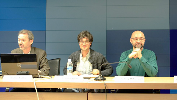 En Jordi Vayreda entre en José Antonio Atauri (esquerra) i Josep Maria Forcadell (dreta). 