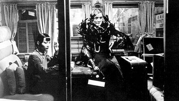 Un tren carregat de personatges d'allò més variat fa la ruta entre Pequín i Xangai; en ell viatja una dona enigmàtica de controvertit passat coneguda com Xangai Lily (Marlene Dietrich) i també el seu antic amant, un oficial de l'exèrcit britànic (Clive Brook)