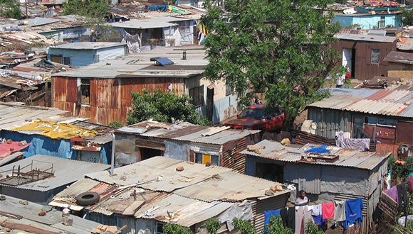 Barraques del poblat marginat de Soweto, a les afores de Johannesburg, Sud-àfrica. Autor: Matt-80 (CC BY 2.0)