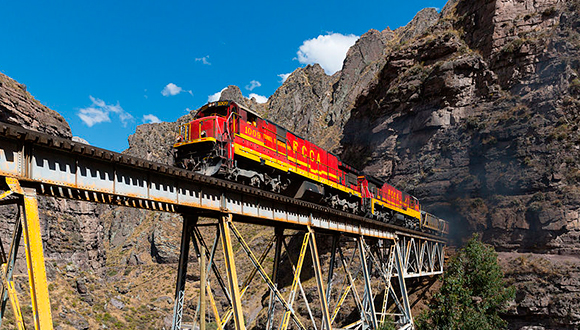 El Ferrocarril Central Andino al seu pas per río blanco (Perú)