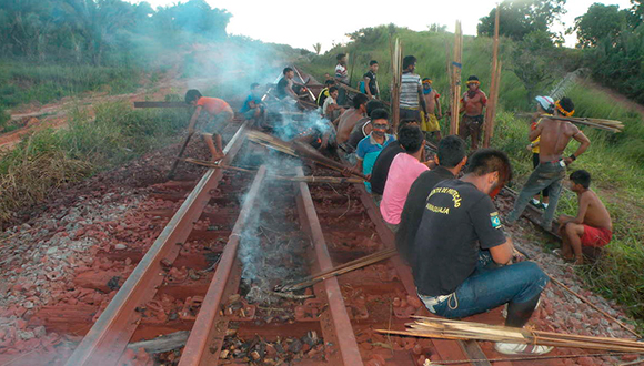 Les tribus amazòniques bloquegen les vies del tren Carajas com a forma de protesta. 