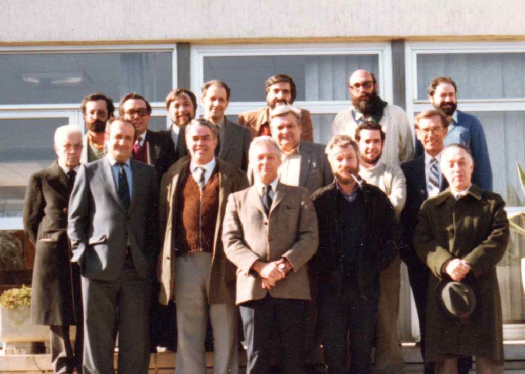 Foto de grupo de la reunión en el IAMZ. En medio, delante, Frank Golley. El segundo a la izquierda es A. Gómez Sal y, entre él y Golley, Helmuth Lieth. En la última fila, de izquierda a derecha, Ramon Margalef, Jaume Terradas, Antonio Escarré y Juan Bellot.