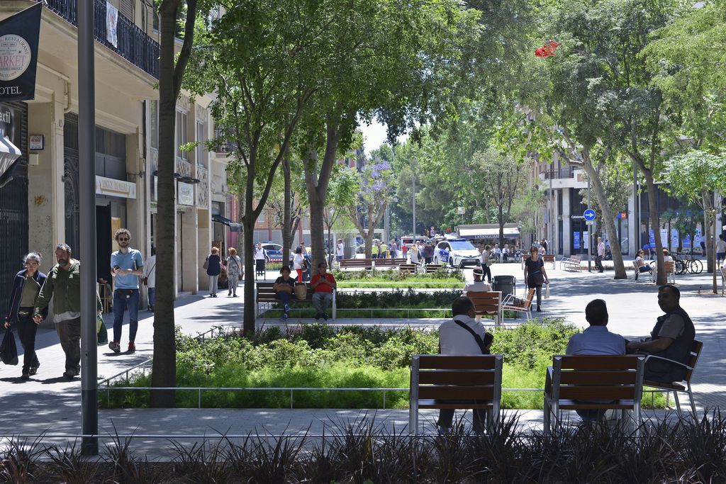 Zona pacificada de la superilla de Sant Antoni en la calle del Conde Borrell. Imagen: Òscar Giralt