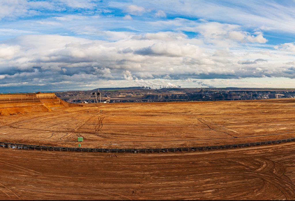 Mineria del lignit en Garzweiler (Alemanya). Al costat de les centrals elèctriques de carbó i d’algunes turbines eòliques. Foto: Dominik Lückmann (Unsplash).