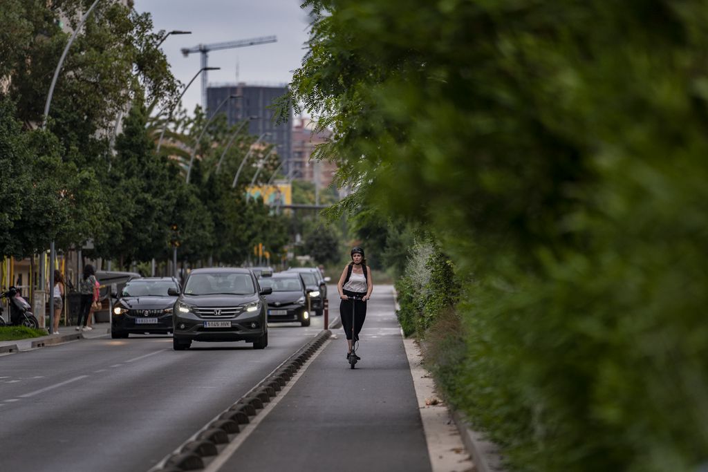 Una mujer circula con patinete eléctrico por el carril bici de la avenida Meridiana. Foto: Laura Guerrero.