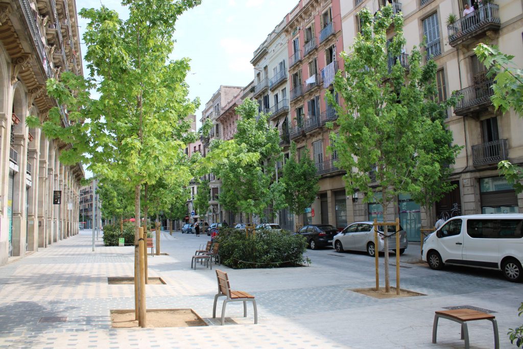 Zona pacificada al carrer del Comerç a Ciutat Vella. Foto: Corina Basnou.