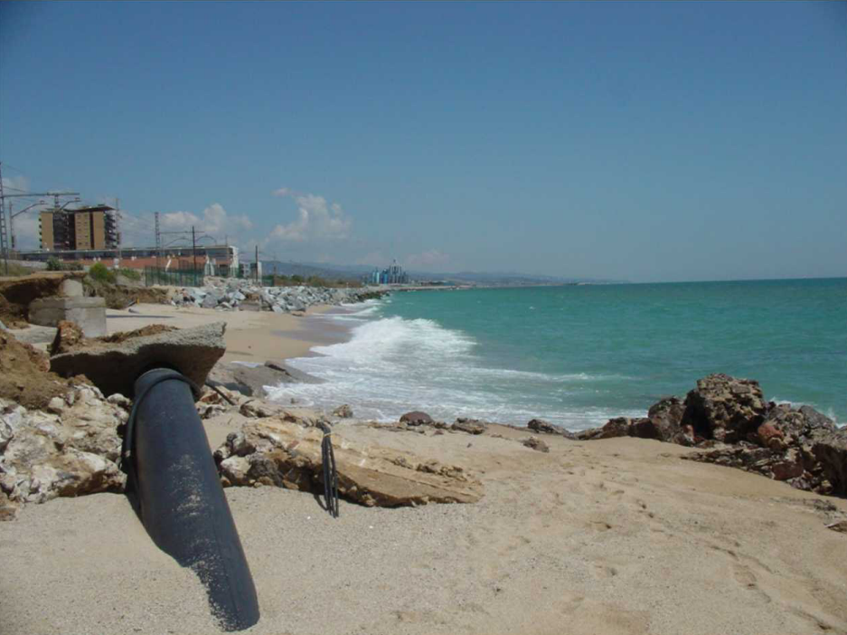 Cabrera de Mar beach with damage caused to the infrastructures that occupy the rereplatja during the storm. Photo: J. Serra. Photo: J. Serra. 