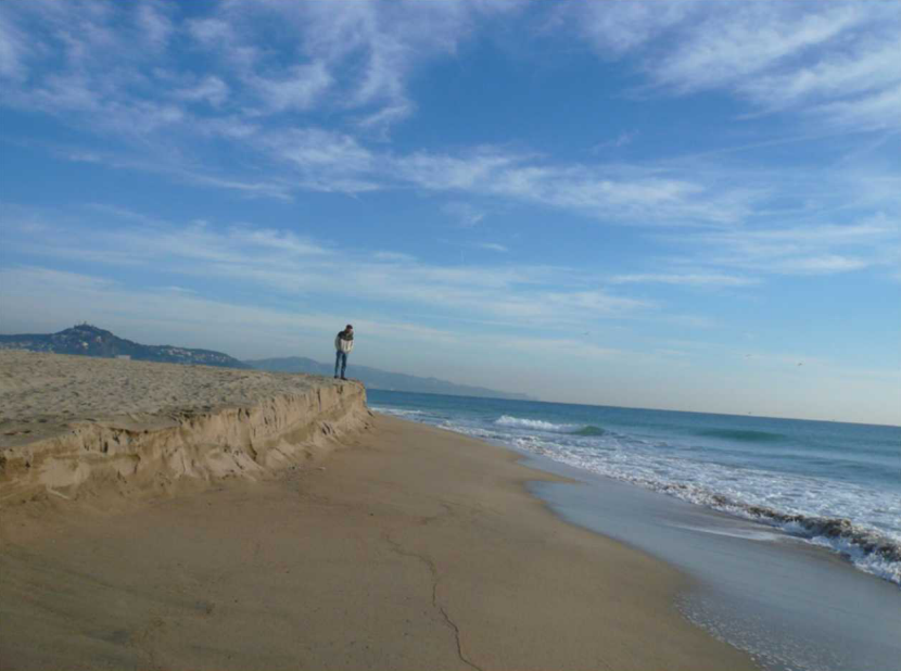 The tip of La Tordera is eroded and a small escarpment is formed that indicates the level to which the waves have reached. Photo: J. Serra.