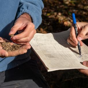 Investigadors i tècnics treballant a camp